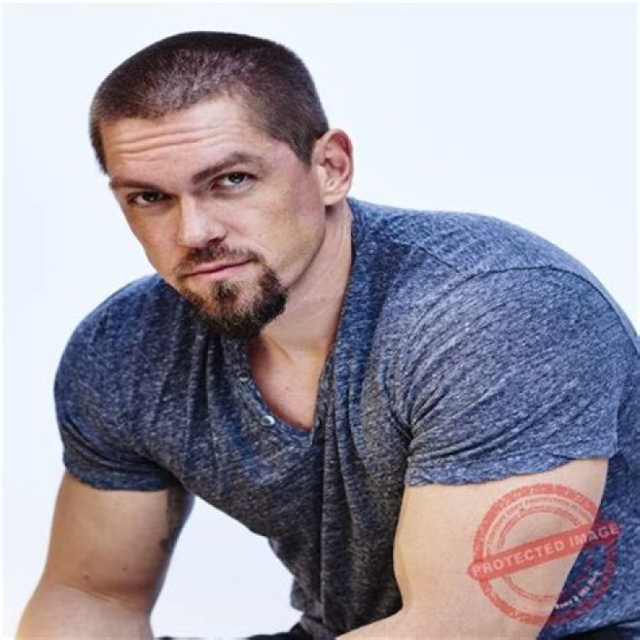 
Simon Lightwood Height, Weight, Net Worth, Age, Birthday, Wikipedia, Who, Nationality, Biography 
