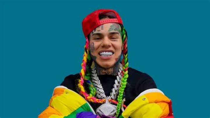 
Tekashi 6ix9ine Thrown Out of Baseball Stadium in Miami for Inappropriate Behavior After Getting Drunk 